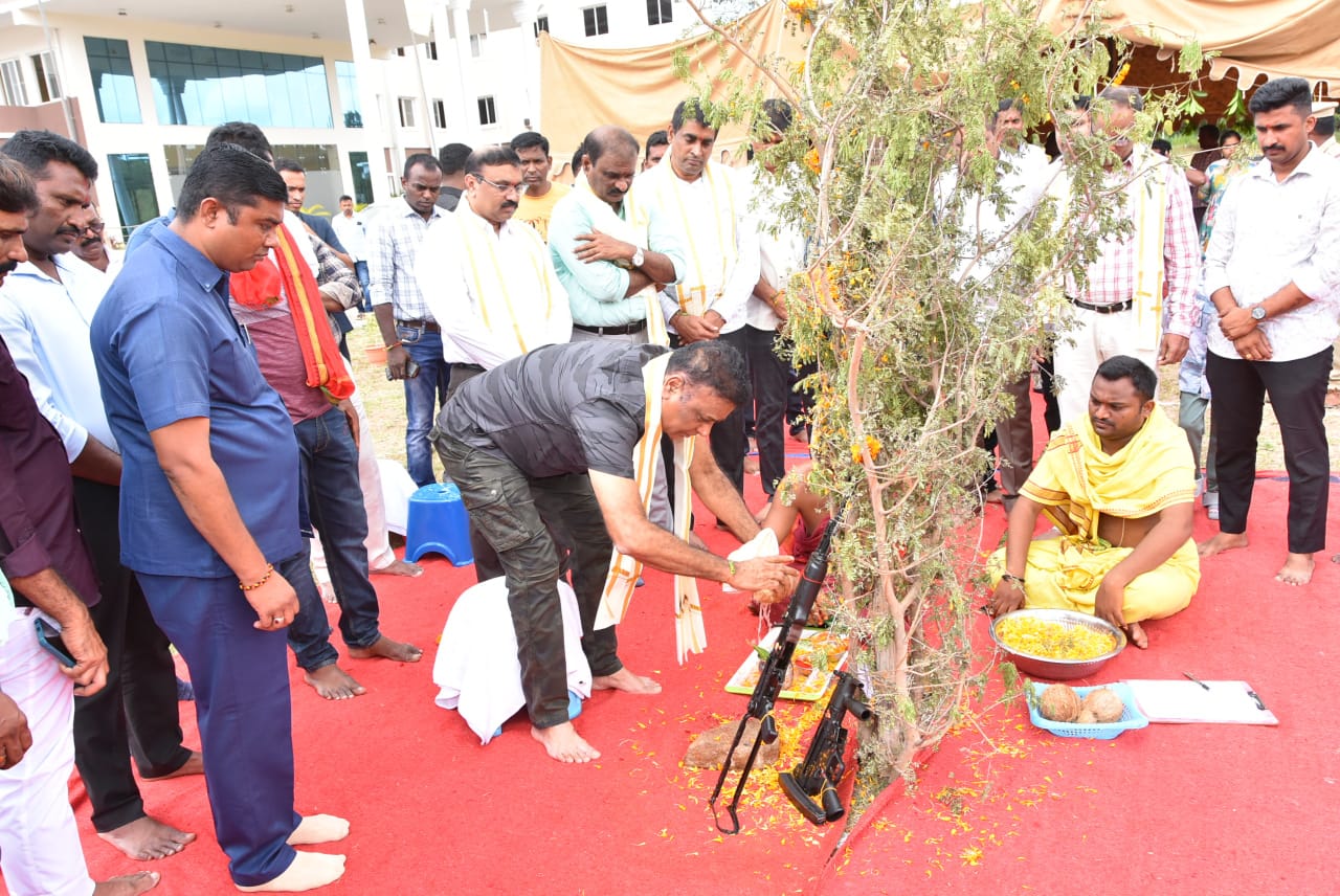 శమీ పూజ చేస్తున్న రామగుండం సీపీ శ్రీనివాస్ 