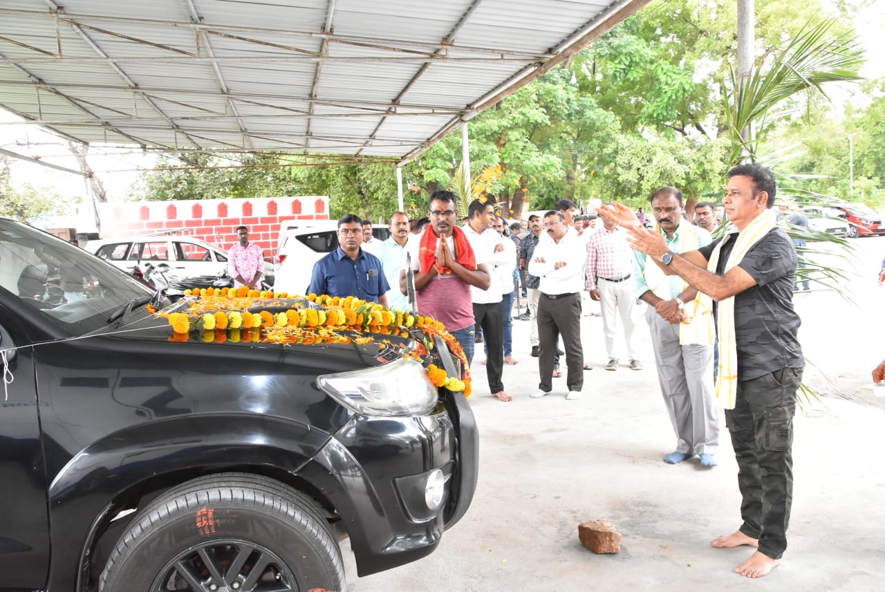 వాహన పూజ చేస్తున్న రామగుండం సీపీ శ్రీనివాస్