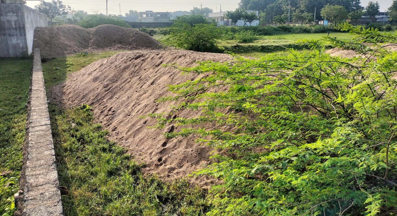 సీతారంపల్లిలో నిల్వ చేసిన ఇసుక డంప్